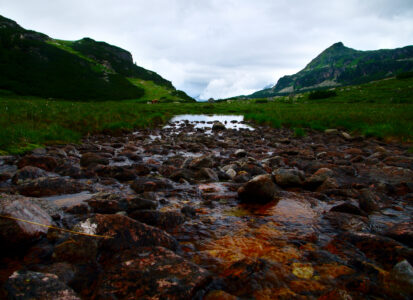 Weißsee ein Bach mit Steinen